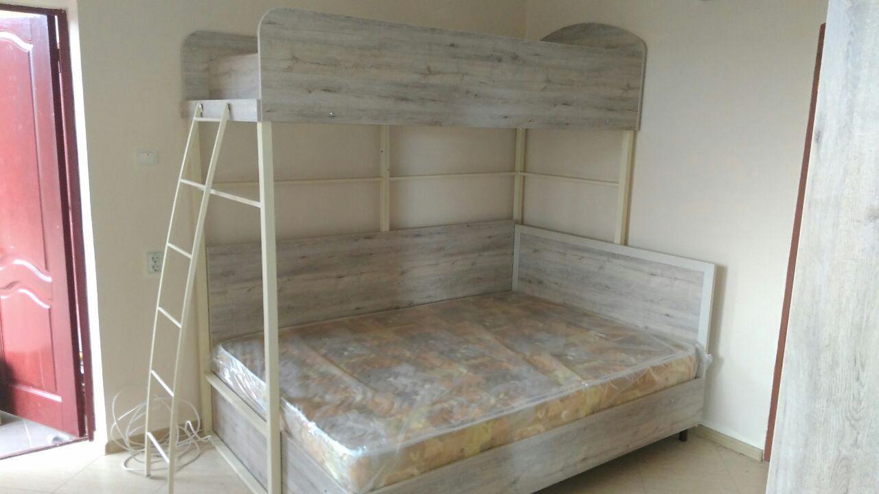 Кровать двухъярусная выполнена из ЛДСП и металлического каркаса для частной гостиницы.