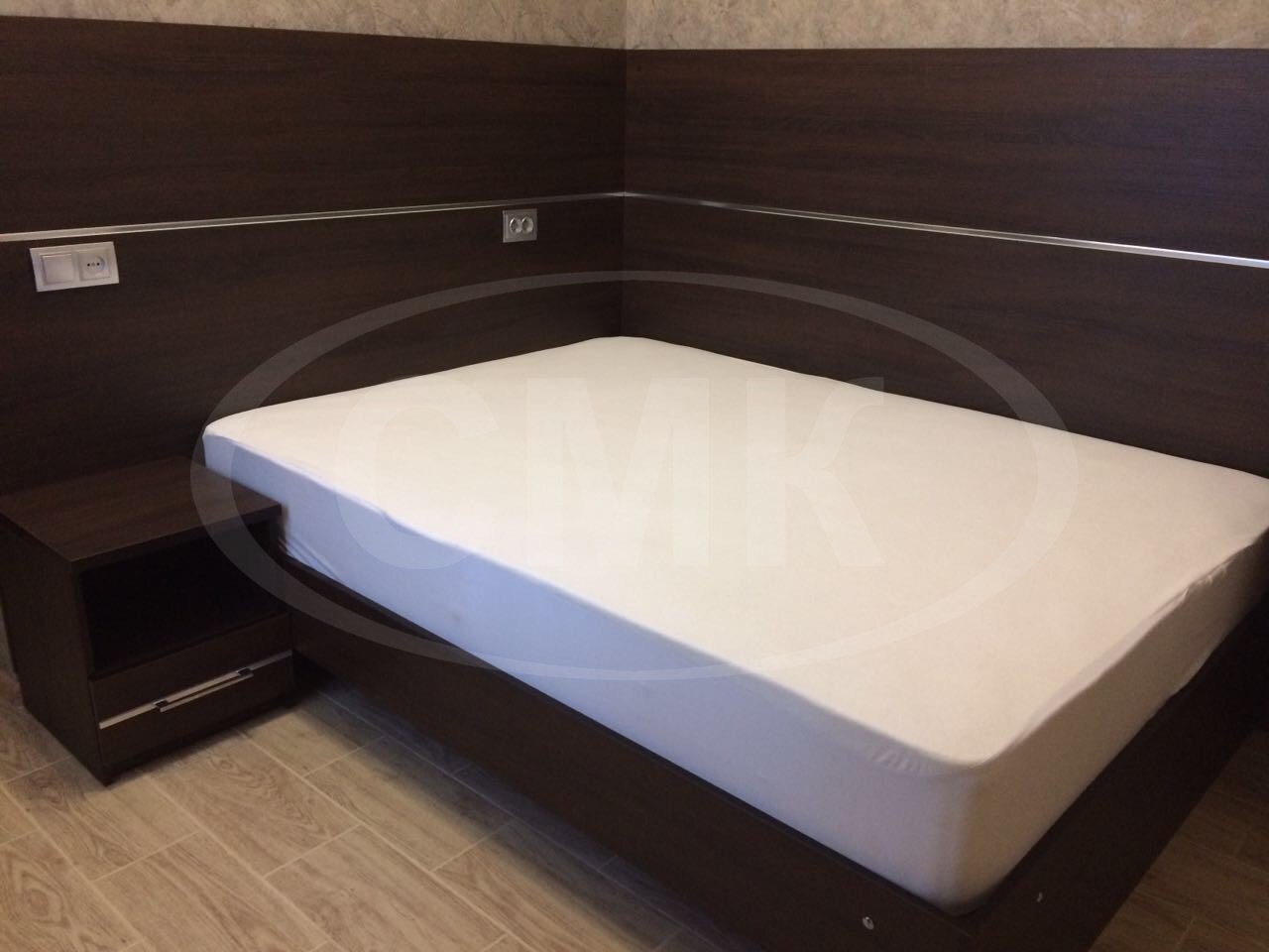 Кровать с панелями на стену с молдингами и прикроватной тумбой с ящиком (ЛДСП, цвет венге ).