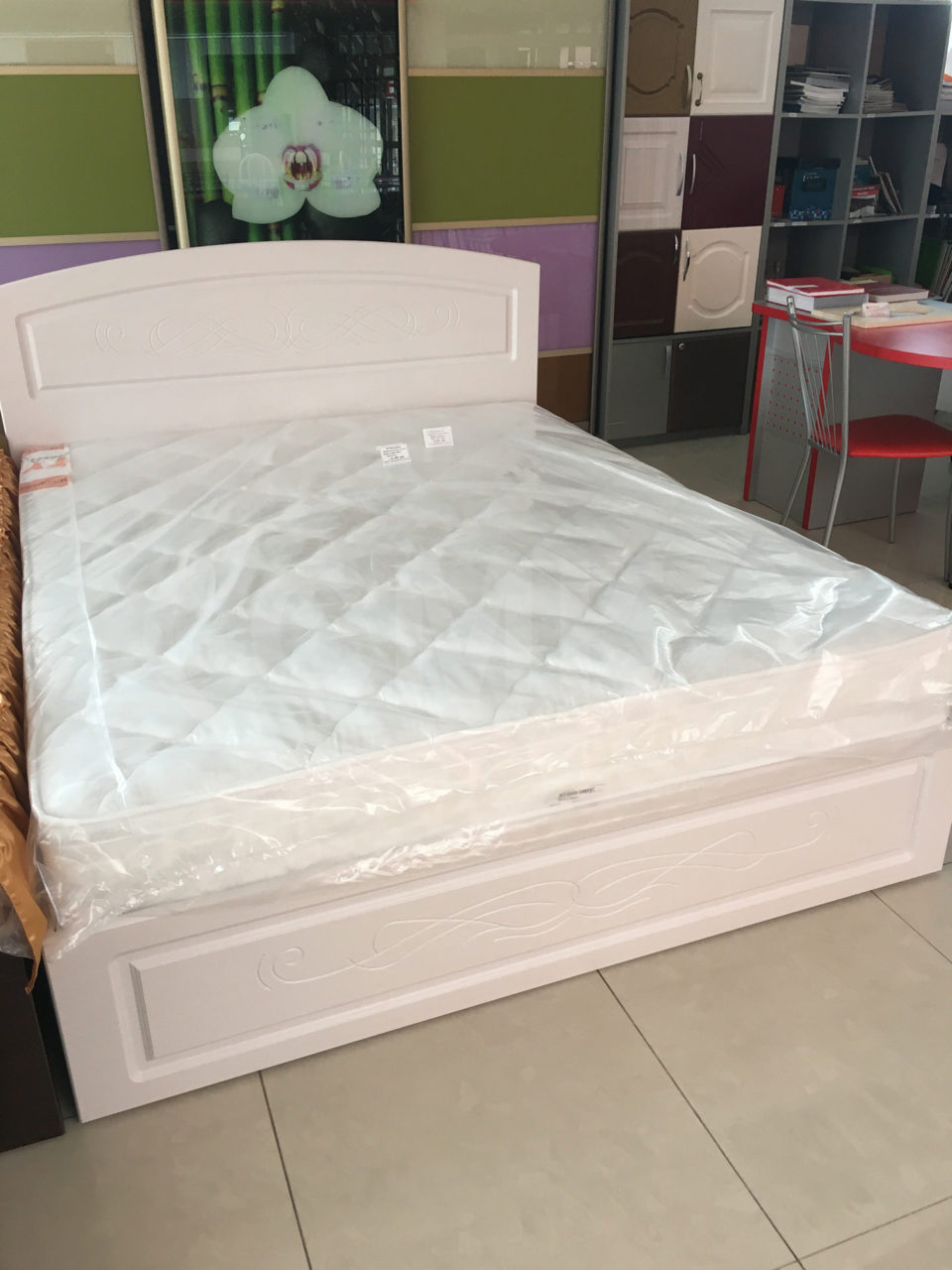 Кровать со спинкой и изножьем из МДФ с рисунком -белая.