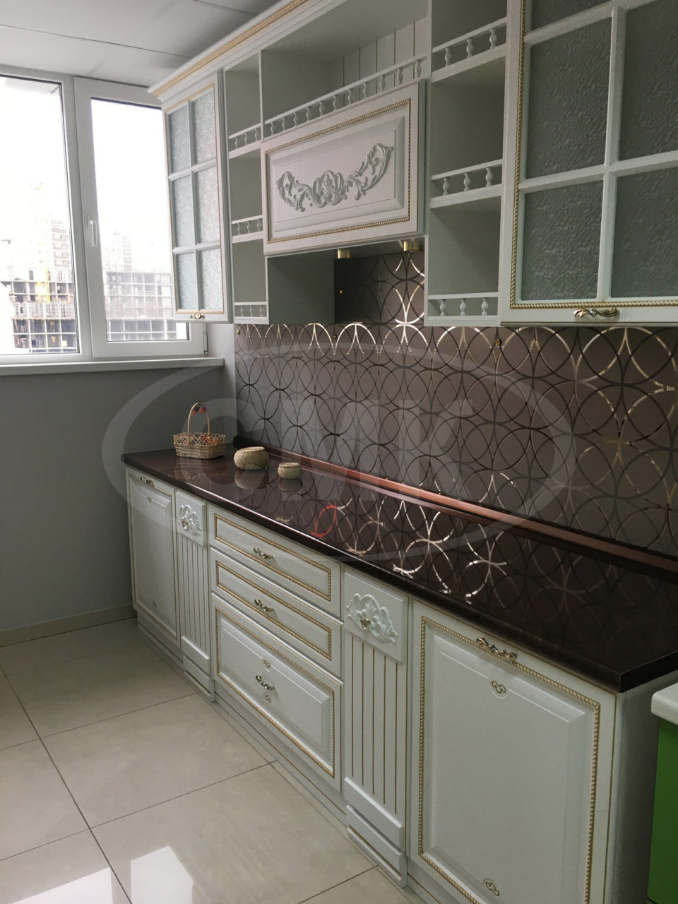 Кухня белая с нанесением рисунка и золотой патины (фасады МДФ с ленкой ПВХ).