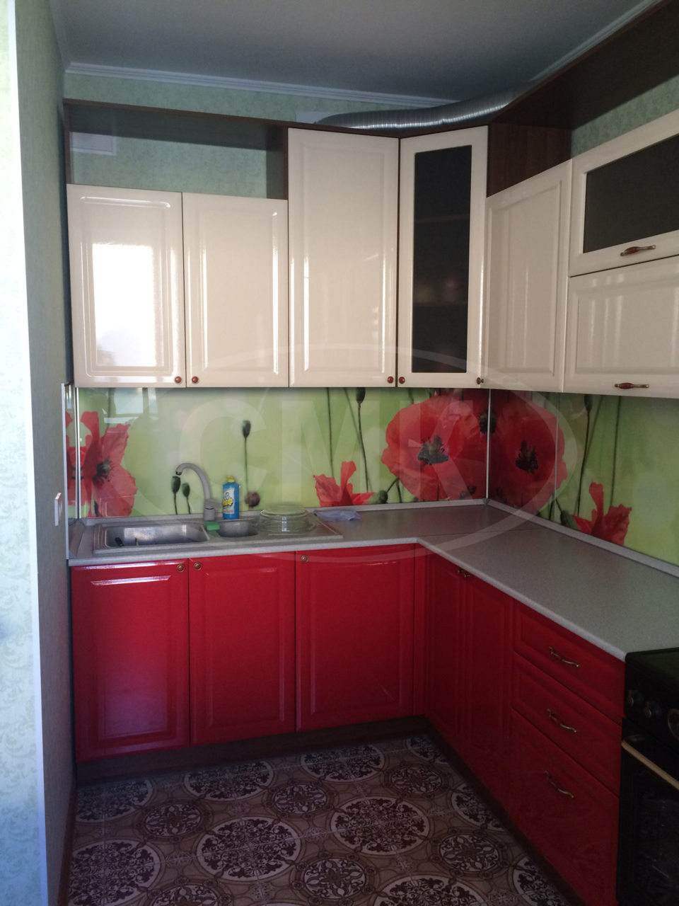 Кухня с фасадами МДФ (цвет верх белый, низ - красный), столешница пластик.