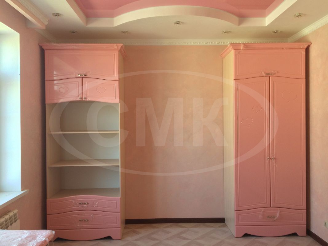 Шкаф и стеллаж - розовые для детской. На фасадах МДФ выполнен  рисунок.