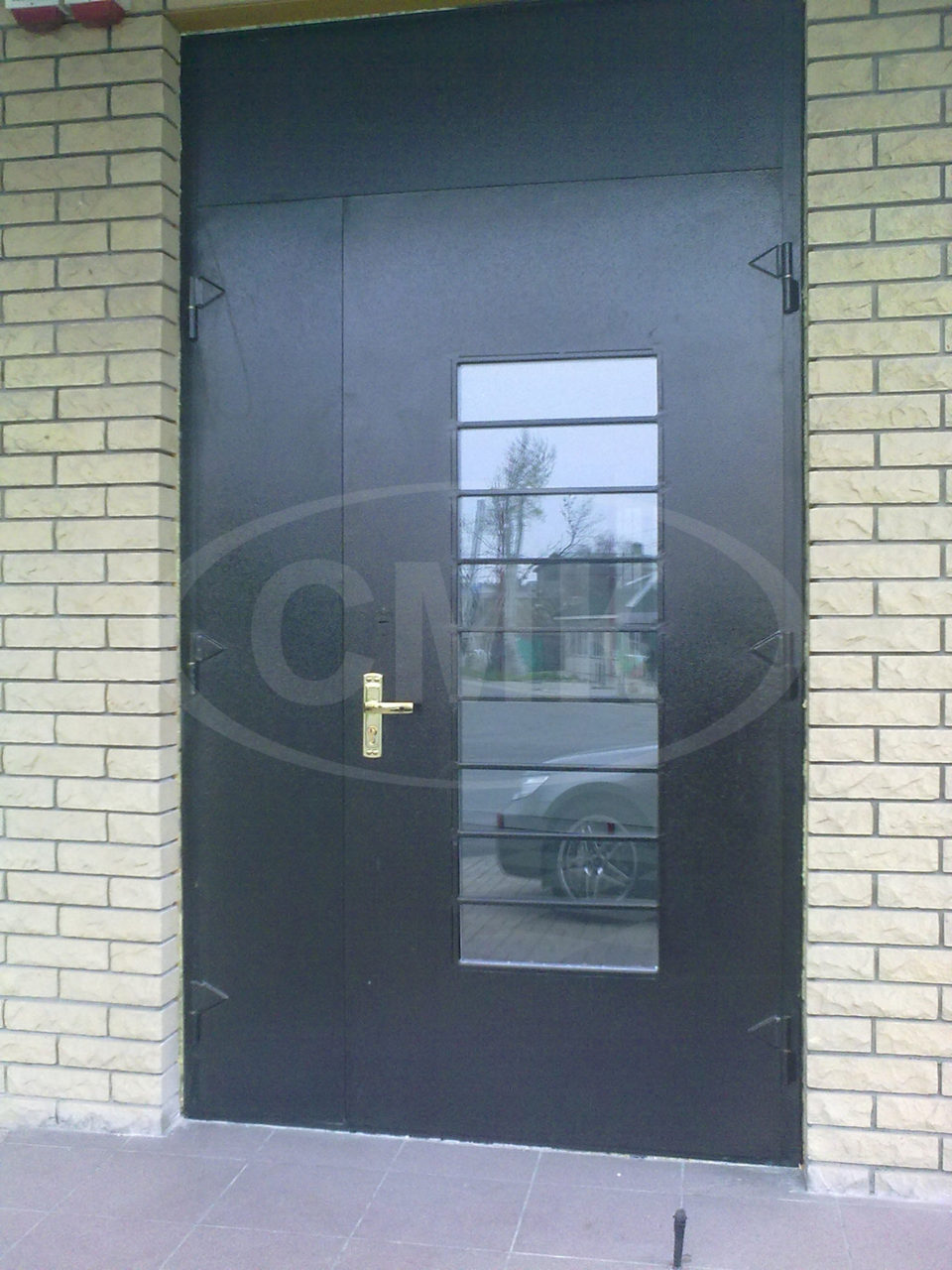 Дверь металлическая  с окном изготовление по размерам заказчика.