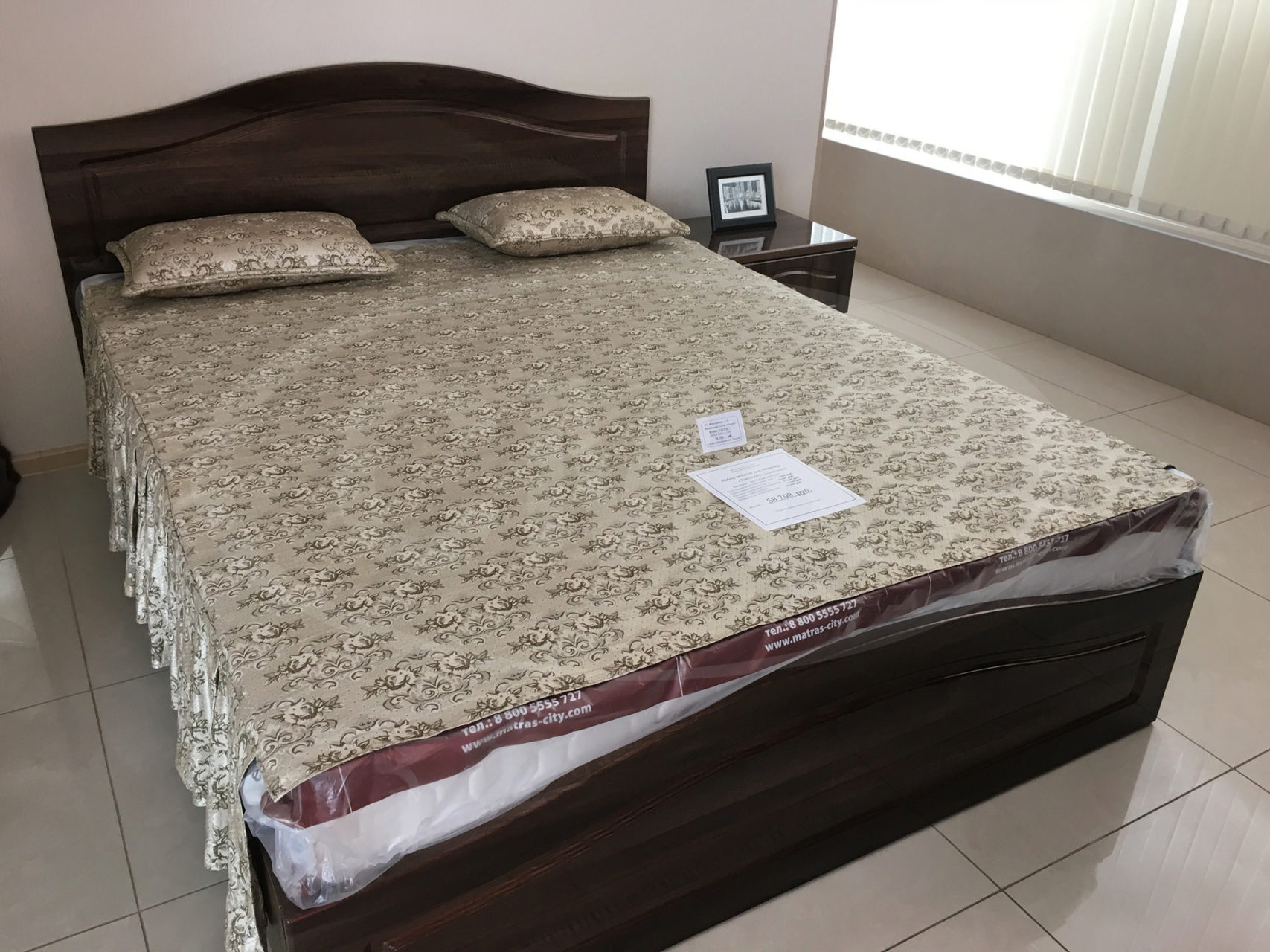 Кровать с прикроватной тумбой (цвет орех седой).