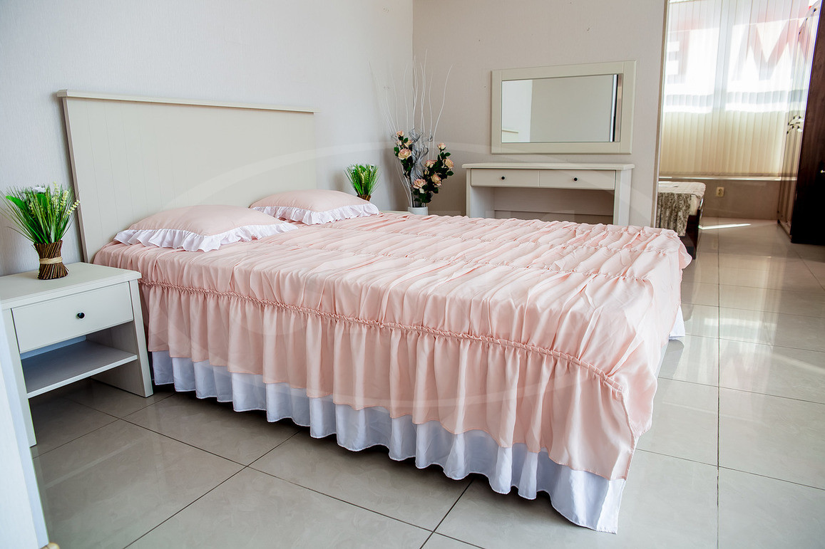 Кровать с тумбами, туалетный стол с зеркалом (цвет пленки ПВХ - латте макиато)