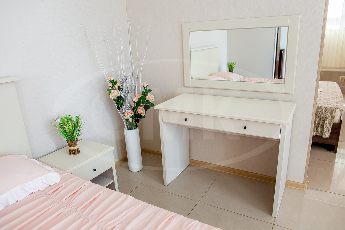 Кровать с тумбами, туалетный стол с зеркалом (цвет пленки ПВХ - латте макиато)