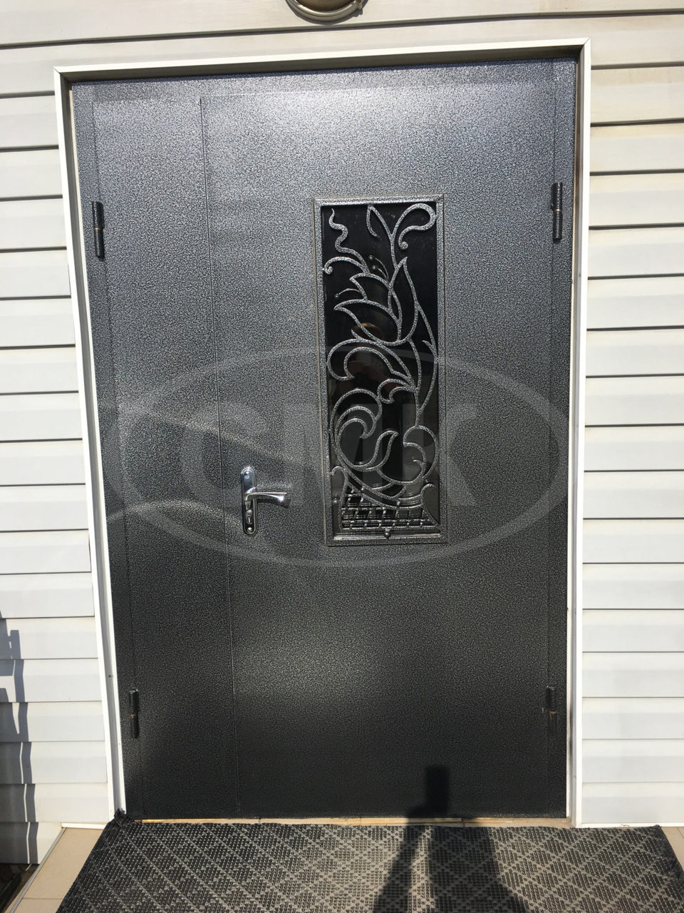 Дверь металлическая с декоративными кованными элементами на заказ