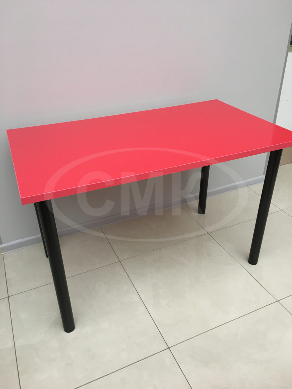 Стол на металлокаркассе (подстолье "стандарт" диаметр трубы 51 мм цвет черный, столешница пластик цвет глянец красный)