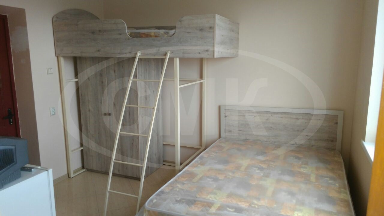 Кровать-чердак и шкаф двух створчатый  выполнены из ЛДСП с металлическими стойками и лестницей. Выполнено на заказ для частной гостиницы.