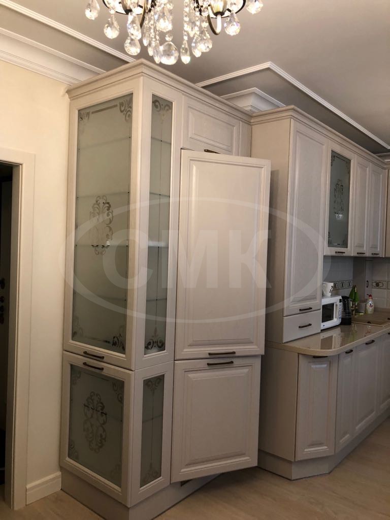 Кухня с фасадами МДФ (цвет роял вуд кофе) с каменной столешницей, встроенный холодильник.