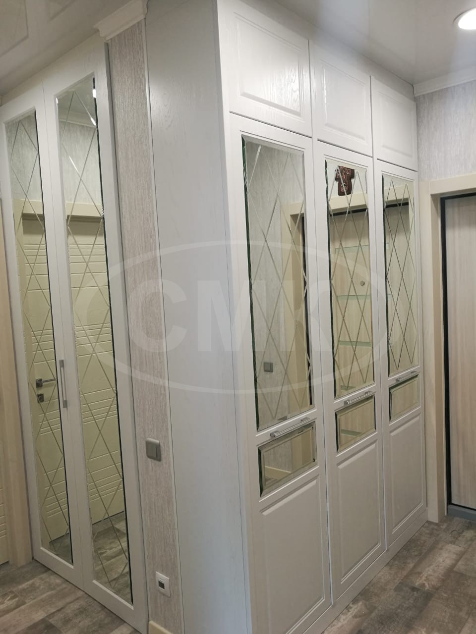 Изготовление шкафа встроенного цвет белый (МДФ) с зеркалами с фацетом