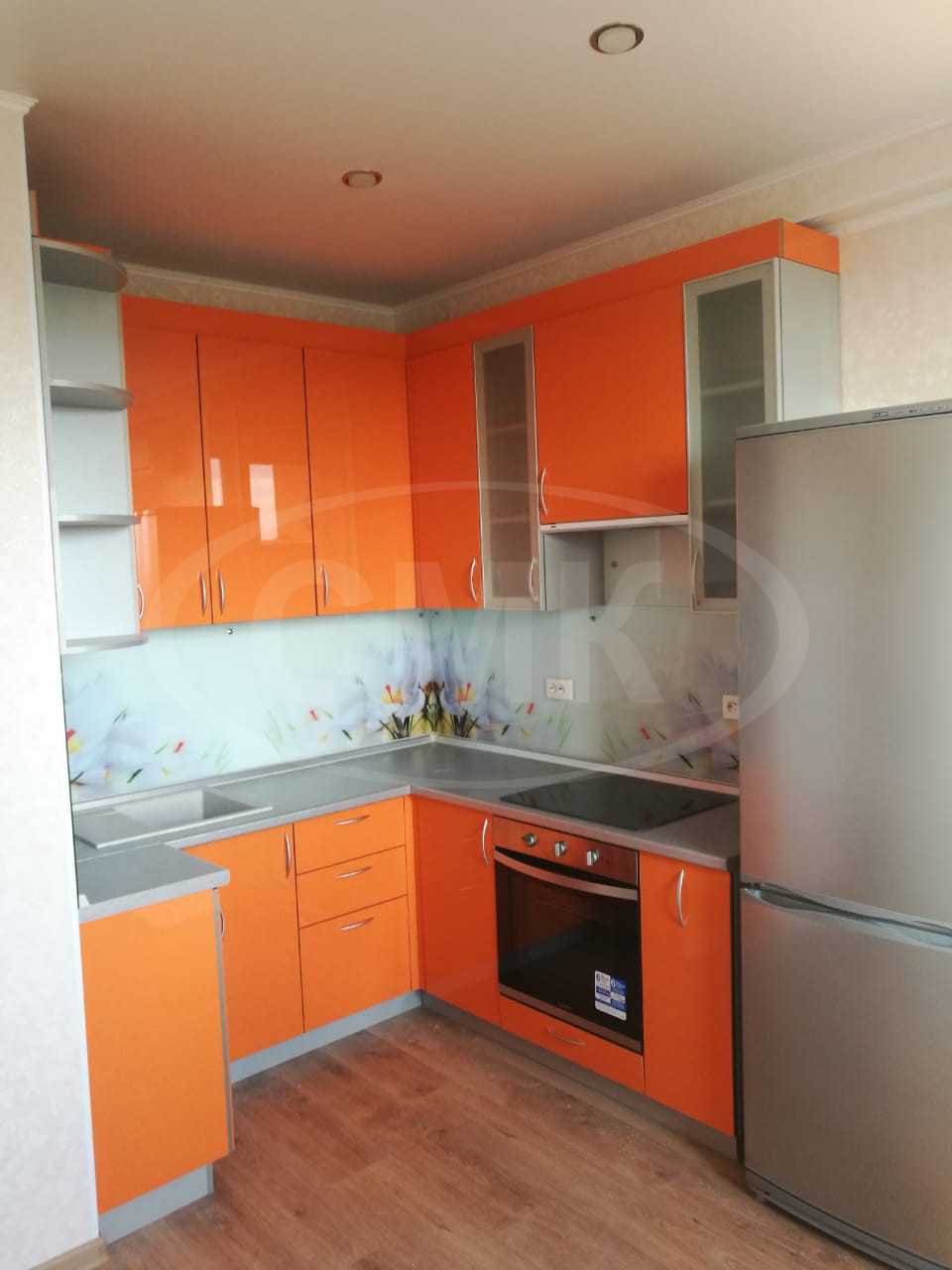 Кухня с пластиковыми фасадами (оранжевая).