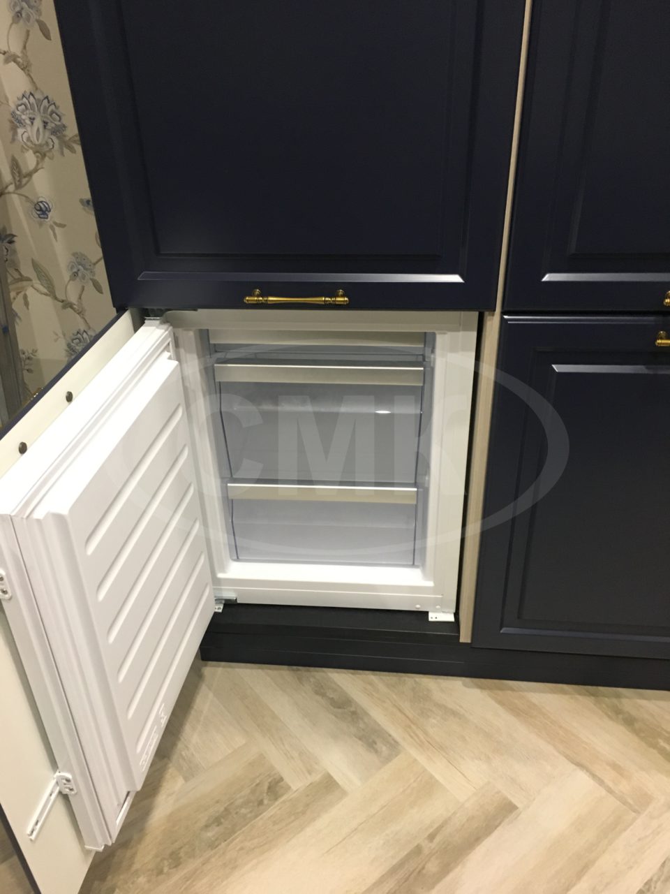 Шкаф для кухни на заказ со встроенным холодильником, фасады МДФ крашенные (цвет синий), ручки бронза.
