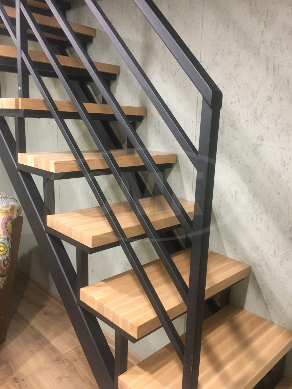 Лестница в стиле Лофт. каркас металлический, ступени дерево  бук.