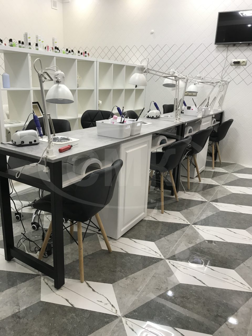 Мебель для парикмахерской (фасады МДФ белые, ножки металлические, столещница ЛДСП цвет бетон. Стеллаж для косметики выполнен из ЛДСП белого цвета.